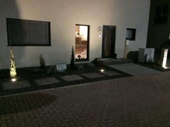 Vorgarten bei Nacht in Lu.- Rheingönnheim